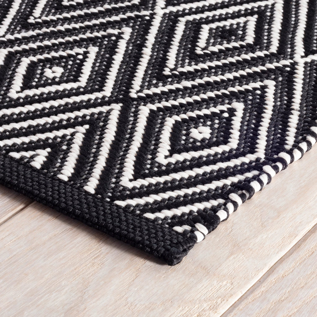 Annie Selke Diamond Indoor/Outdoor Rug- Black/Ivory Rugs