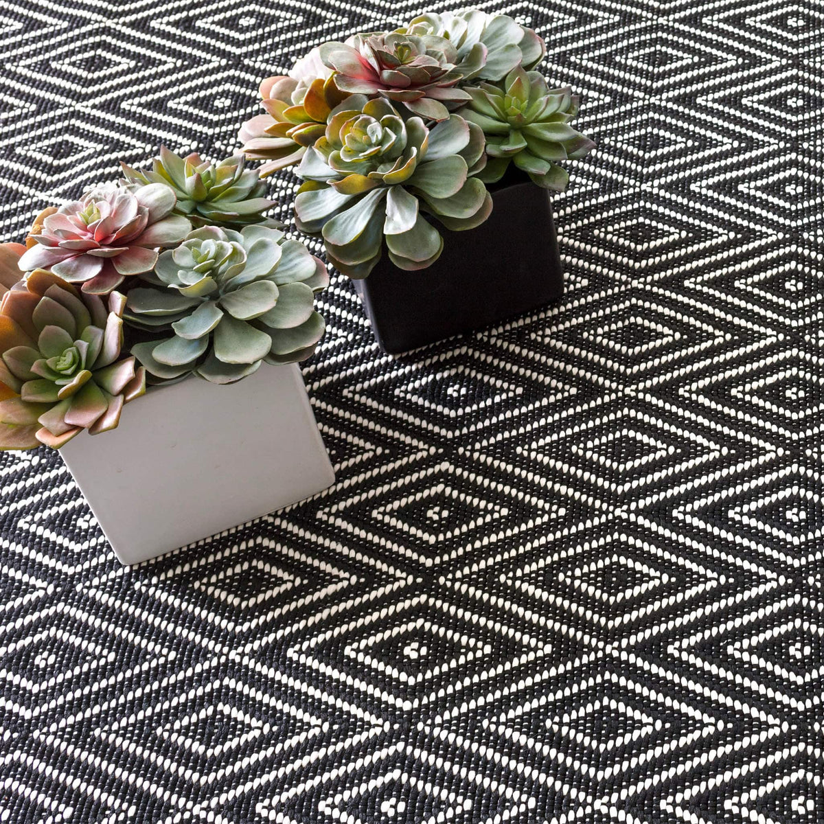 Annie Selke Diamond Indoor/Outdoor Rug- Black/Ivory Rugs