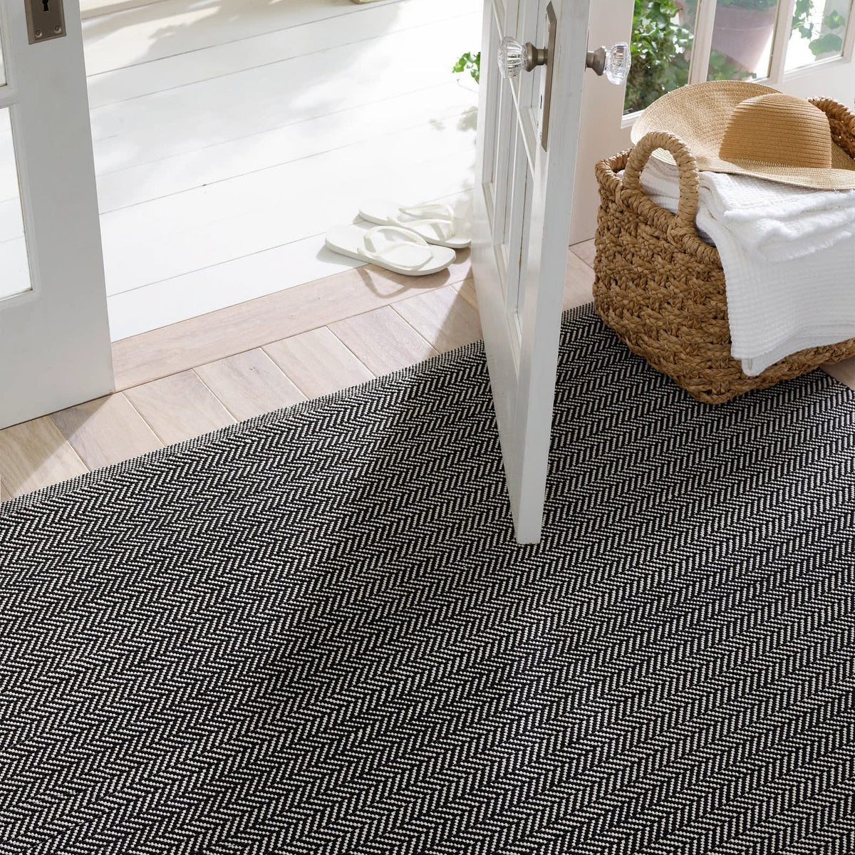 Annie Selke Herringbone Indoor/Outdoor Rug- Black/Ivory Rugs